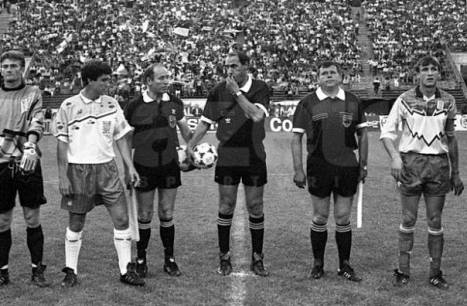 Finala Cupei Romaniei 1993 Dacia Unirea Braila vs Universitatea Craiova , de la stanga la dreapta ; Catalin Haisan , Vasile Darie , Mircea Salomir , Emil Sandoi