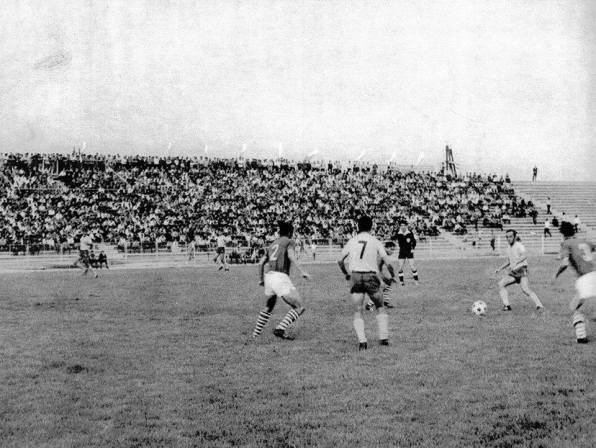 Disputa aprinsa pe stadionul Progresul din Braila anul 1970 cu FC Progresul Braila in actiune